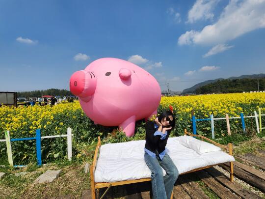 茶亭的松弛感：把床搬进了花海