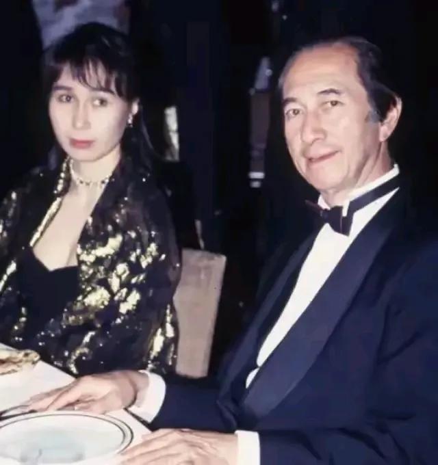 赌王1999年生得何超欣，何超凤1995年生得何锶珩。何锶珩比何超欣大4岁，论辈