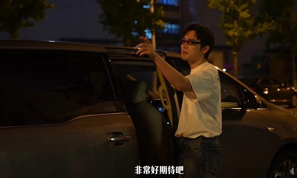 张彬彬发了7分钟的vlog点开张彬彬这支七分钟vlog，仿佛一同走进二公的后台现