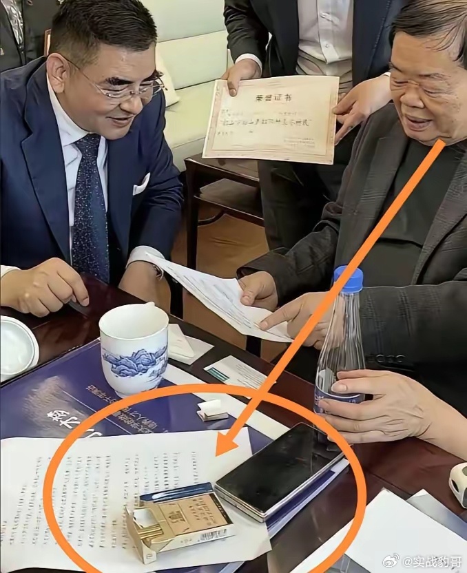 真没想到，曹德旺一包烟顶普通人一天的工资，手机价格更是昂贵！最近网上传出一张照片