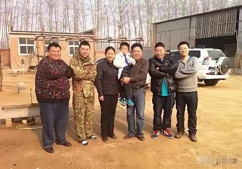 刷到德云社那张元老合影，真是感慨。郭德纲于谦站中间太显眼了，一眼锁定。但扫旁边那