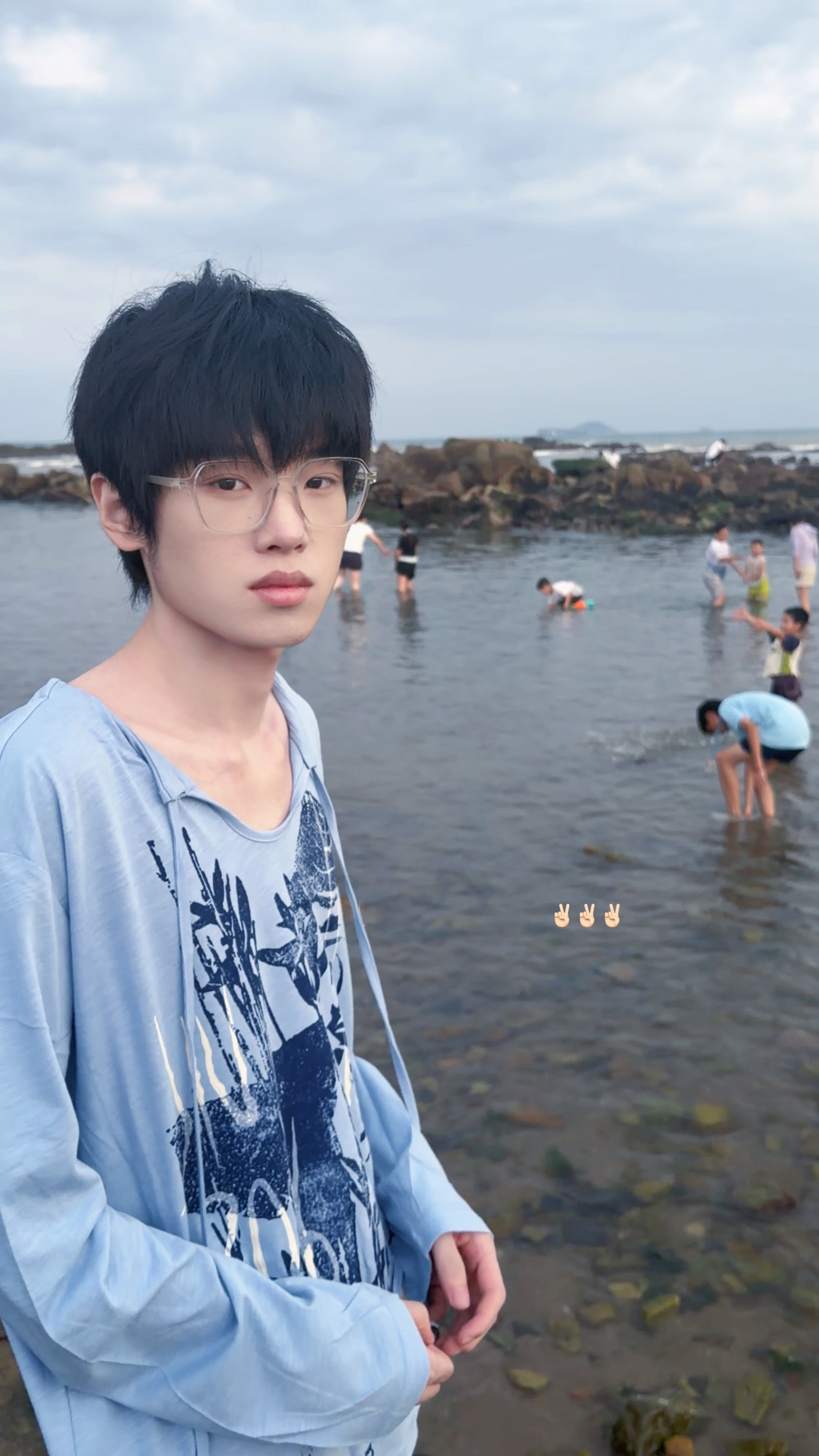 额好想撕了这个婊婊的衣服。 ​​​