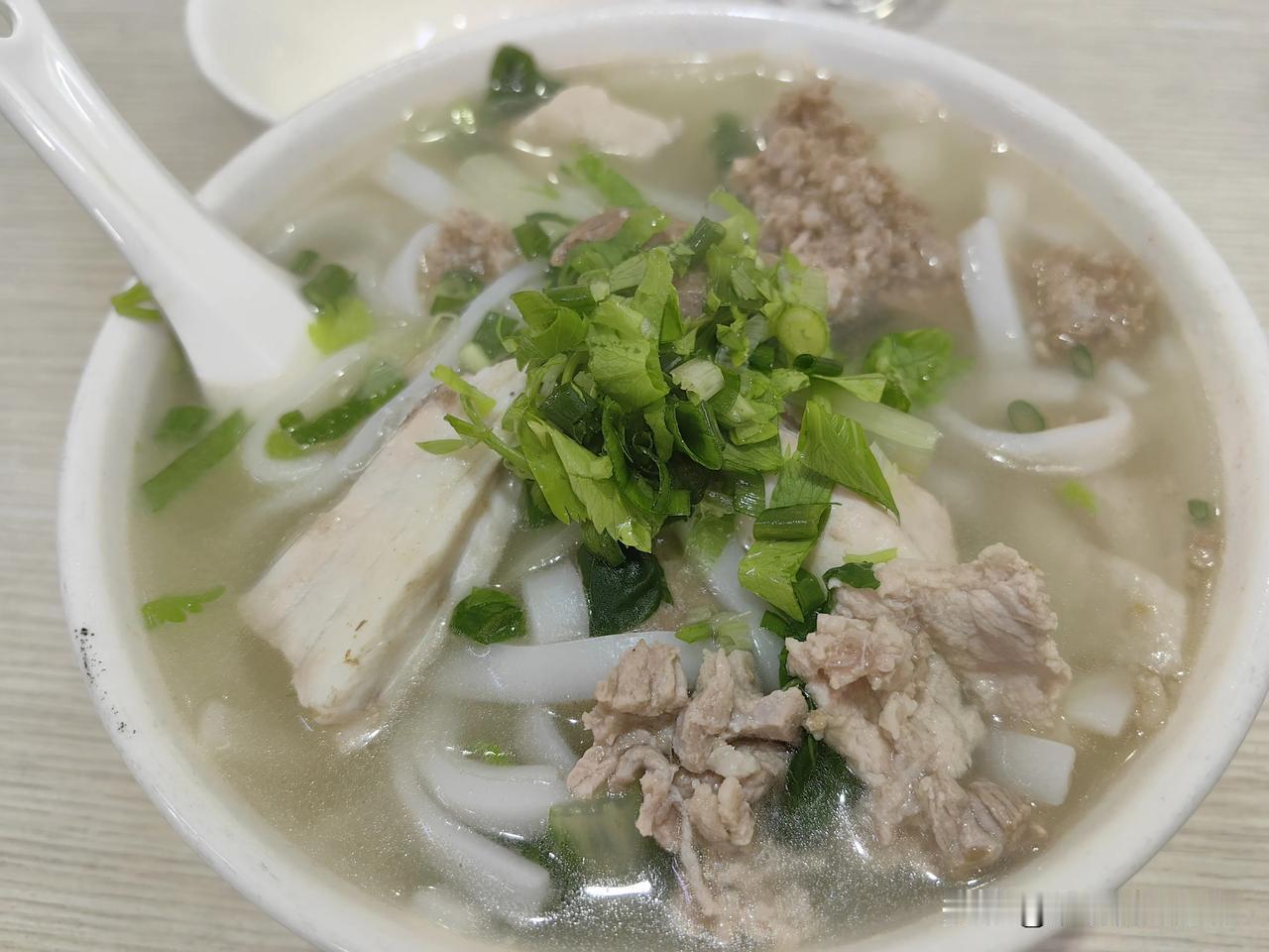 藏在小巷里的汕尾美食……不得不说，这里的人真的太幸福了，太多好吃的！一大早就是各