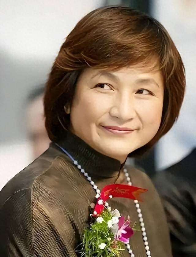 郑佩佩已去世2年，移居美国，离婚净身出户，如今因花少口碑暴涨