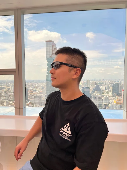 来看个全景吧！曼谷像素大厦