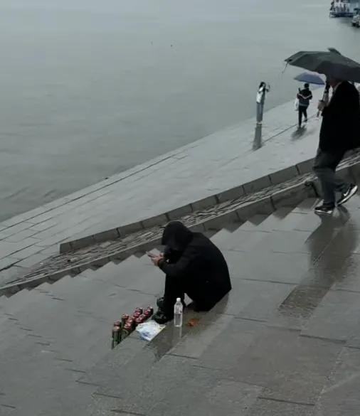 6月7日高考首日，哈尔滨雨下个不停。江边寒风夹着细雨，天气阴冷刺骨，正常人都只想
