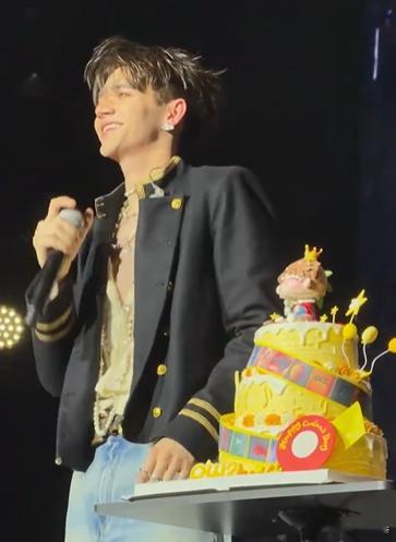 庆怜黄冠亨什么时候认识的黄冠亨惊喜现身庆怜巡演谁懂啊！庆怜听到黄冠亨粤语祝福那刻