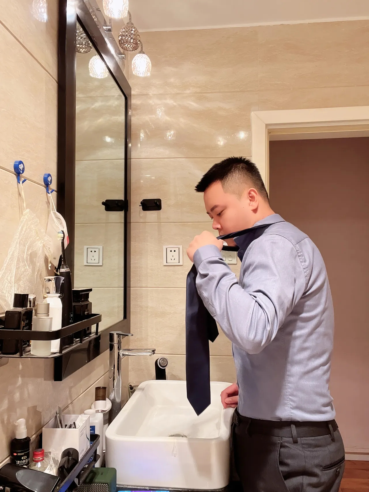 人生要靠自己去雕琢，想要成为精品，就要下狠功夫，不断和人性作斗争。时刻保持危机感