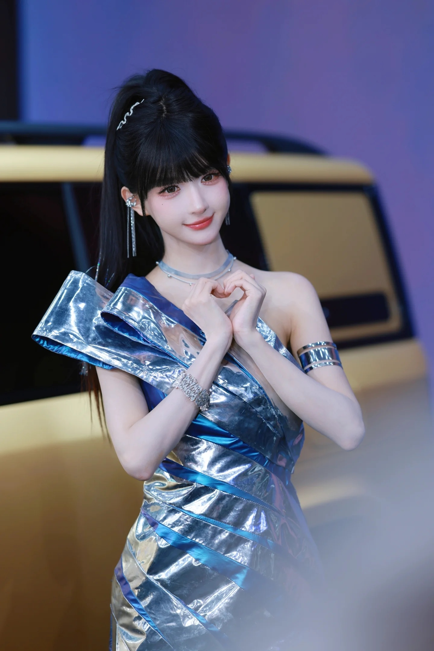 2025广州车展方程豹展台模特：小玥玥车模小姐姐 