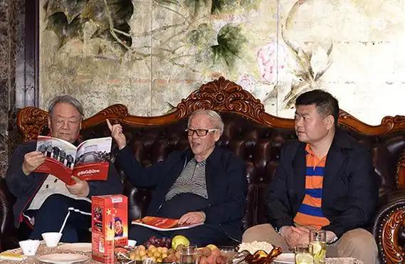 正在哈军工读书的毛主席侄子在1963年突然被毛主席叫回，两人见面后谈到他的同学。