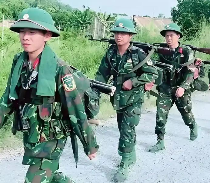 泰国装甲突击遭阻击，泰军紧急报告：前方根本不是柬军，是外国兵。
 
泰柬边境这波