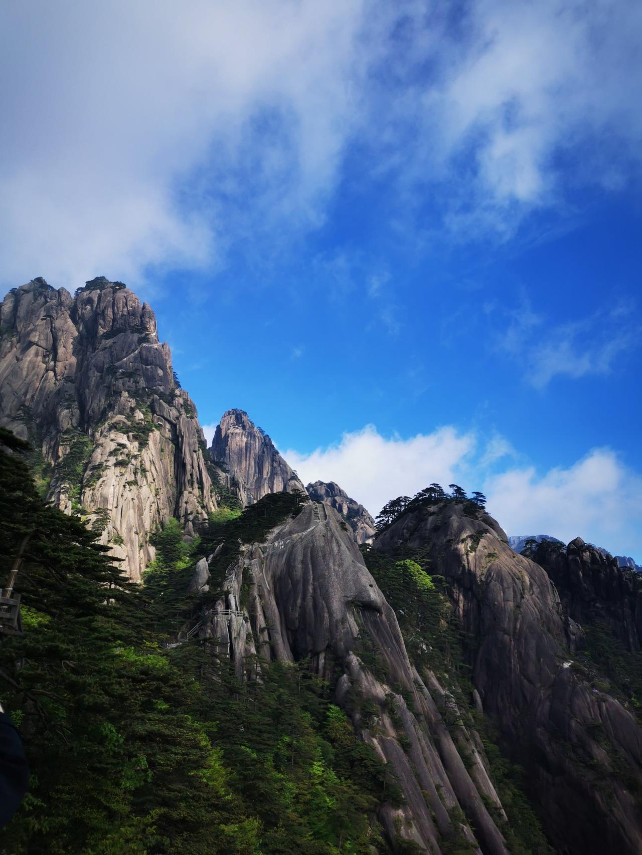 下联：石石磊高峰。