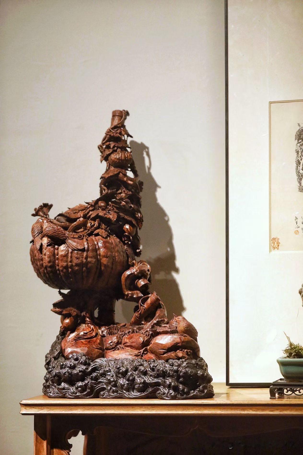 藤蔓攀援而上，瓜果垂垂欲坠，喜鹊停驻枝头，一派生机盎然的丰收景象。

以海南黄花