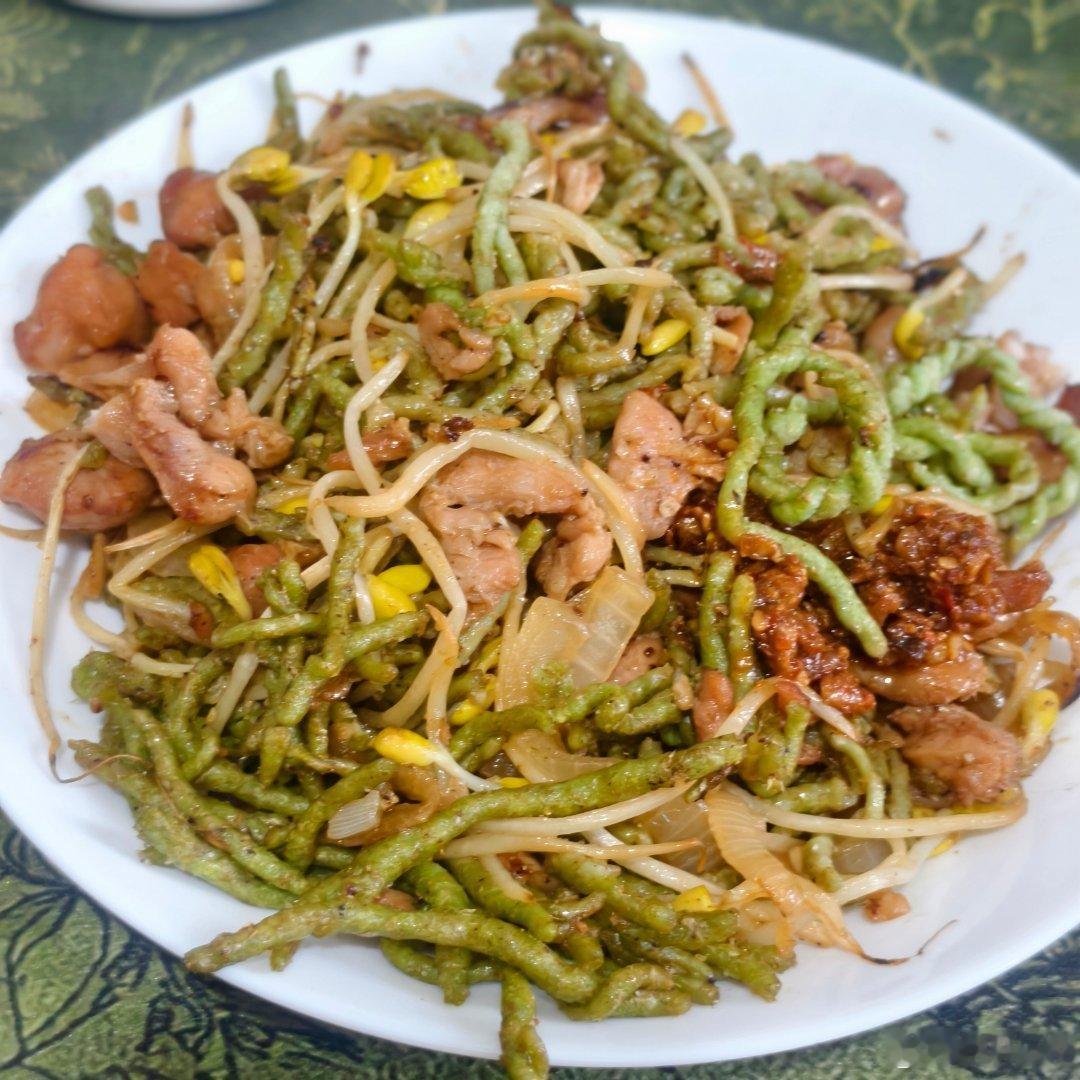 碾转炒鸡腿豆芽洋葱，居然吃出了一股焖面的味道，简直是减脂碳水的天菜 