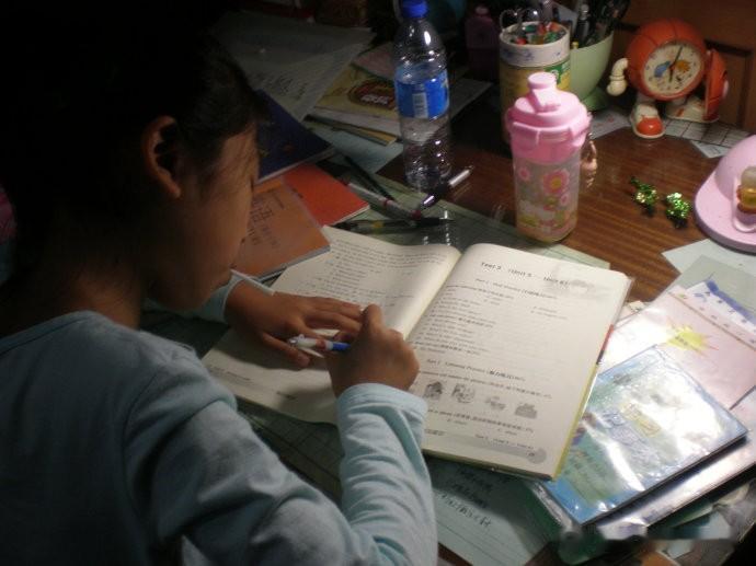 心理学研究表明：自由玩耍、发呆、无所事事的时间，对孩子心理发展至关重要。在自由时