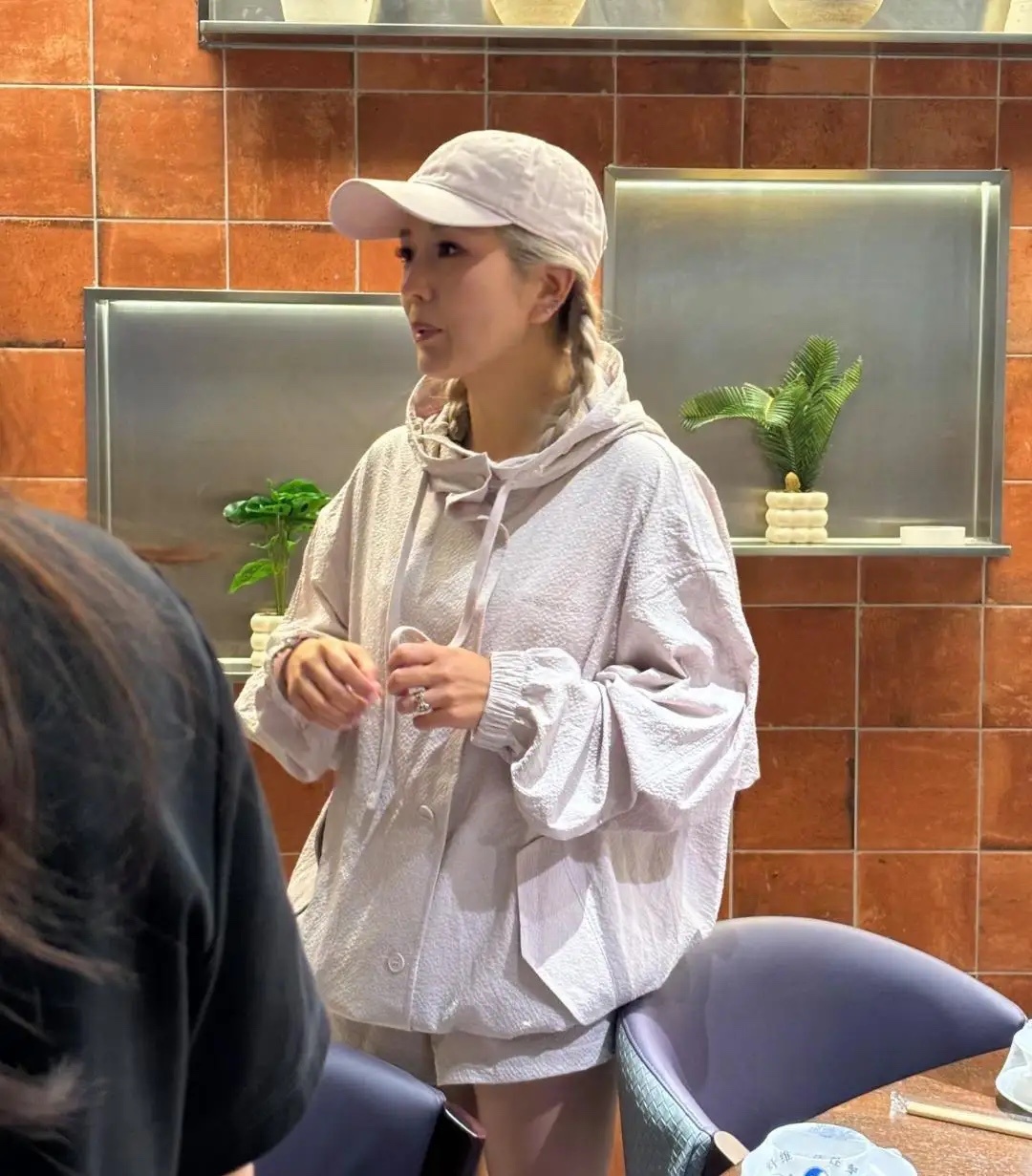 何洁现身湖南长沙一家餐馆吃小龙虾被偶遇，她现实中真人看起来小巧玲珑，她的穿搭时尚