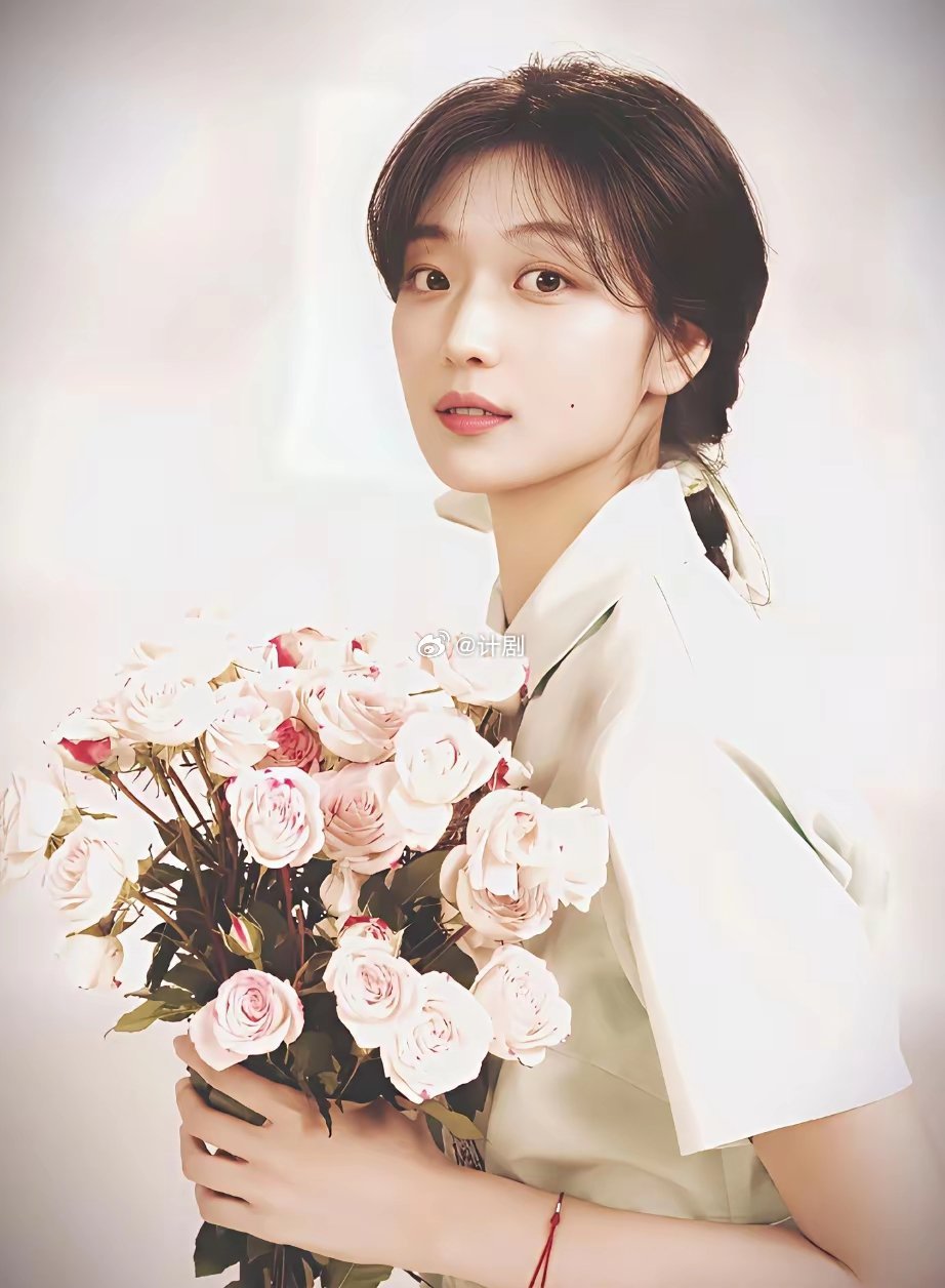 孙千这人真的不能仔细看，越仔细看，越会发现，她虽然五官不算特别精致，但是她的氛围