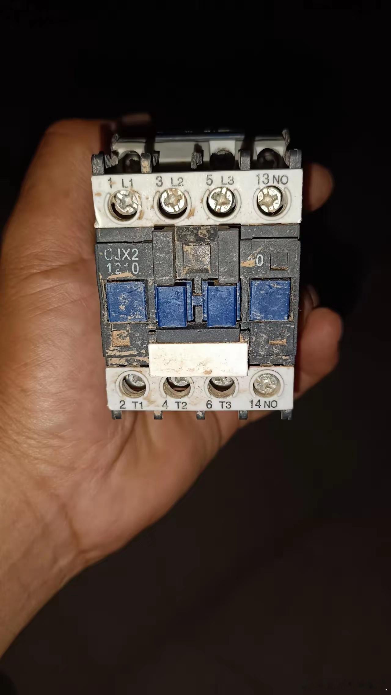 谁晓得这接触器A1 A2该接380还是220 ，从啥标识能看出来？求指点！ ​​