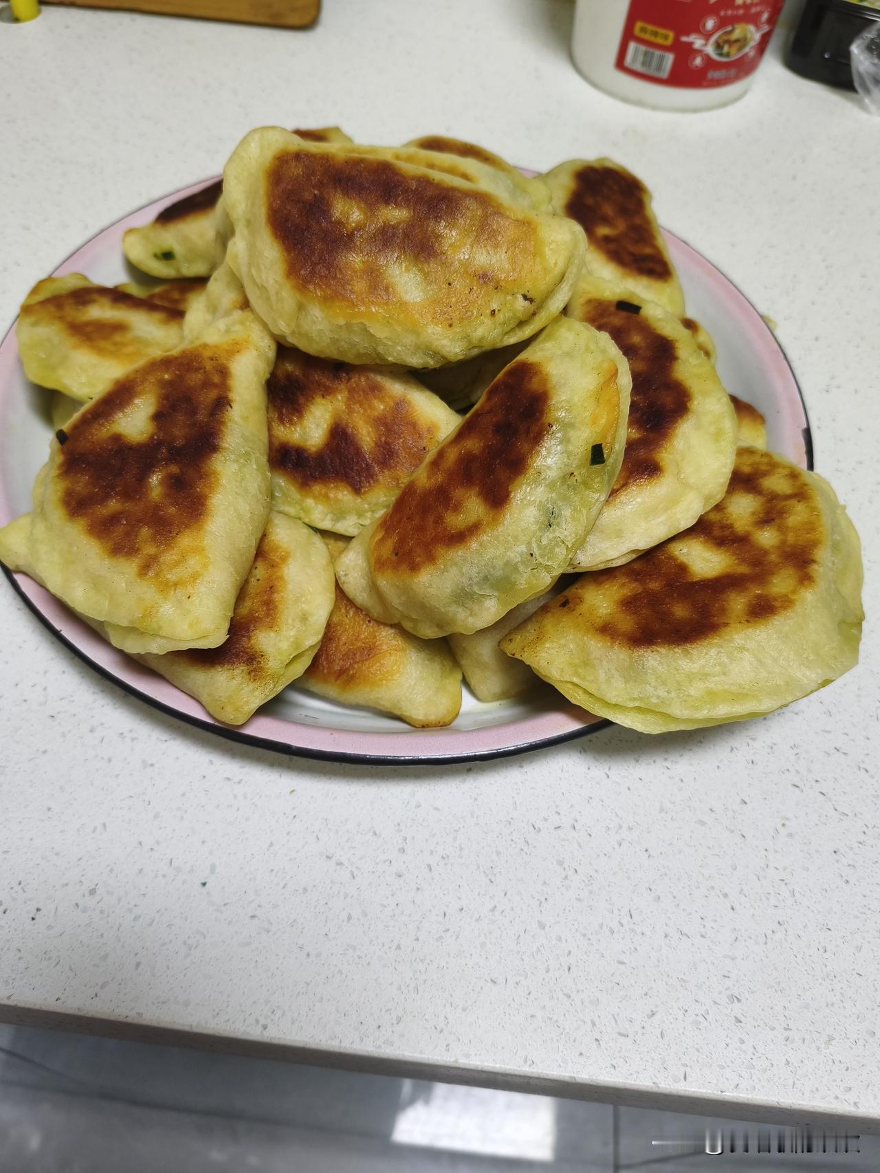 心急吃不了热豆腐。昨天晚上我烙韭菜盒子，结果给烙翻车了（下图）。

我是一个每天