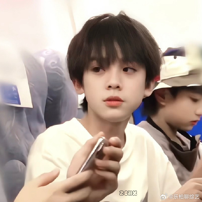 左航从小好看到大 看到小的时候的照片了呀，我们的左航从小好看到大，小的时候真的是