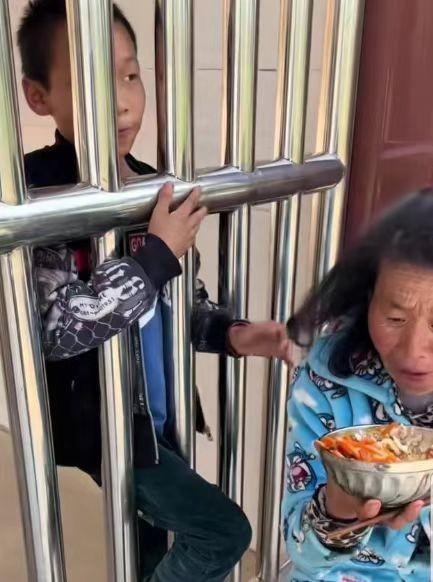 二十四孝如今又要再多一孝，儿食剩骨，正餐奉母。
河南一个只有二年级的小男孩，中午