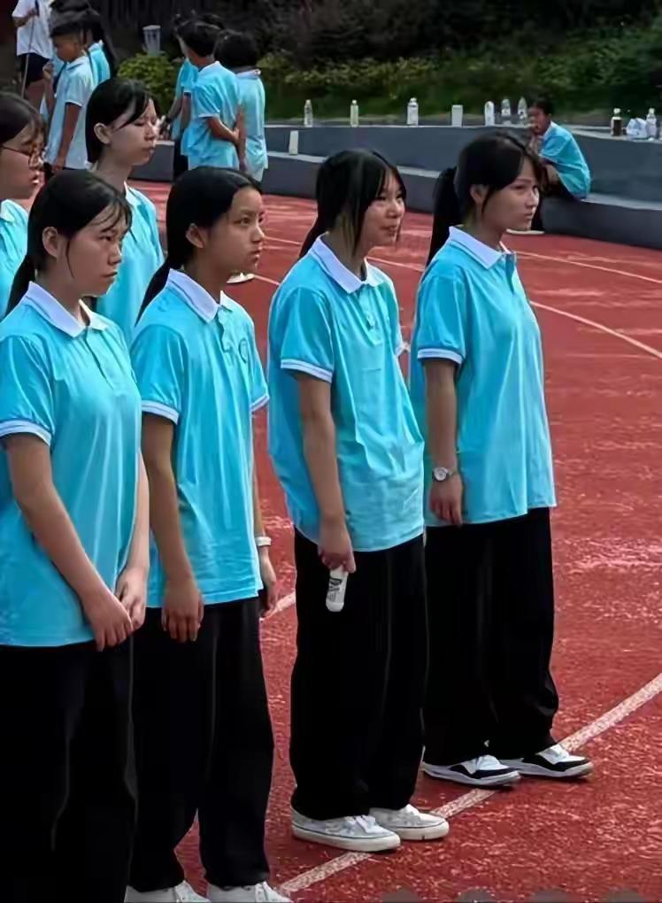 一张军训照——刺痛家长心：孩子们个个脖子前倾，这是怎么啦？
 
①今天军训的样子