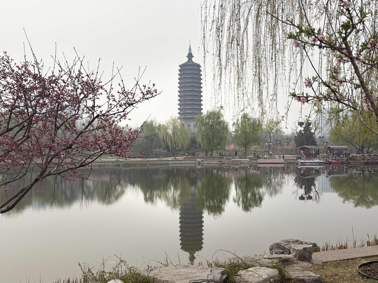 我的摄影作品：北京市通州区西海子公园公园，燃灯佛舍利塔，对衬构图，远近层次分明。