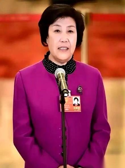 1978年，美国的会议室里，空调开得很足。
“铁姑娘”郭凤莲，正满怀热忱地介绍着