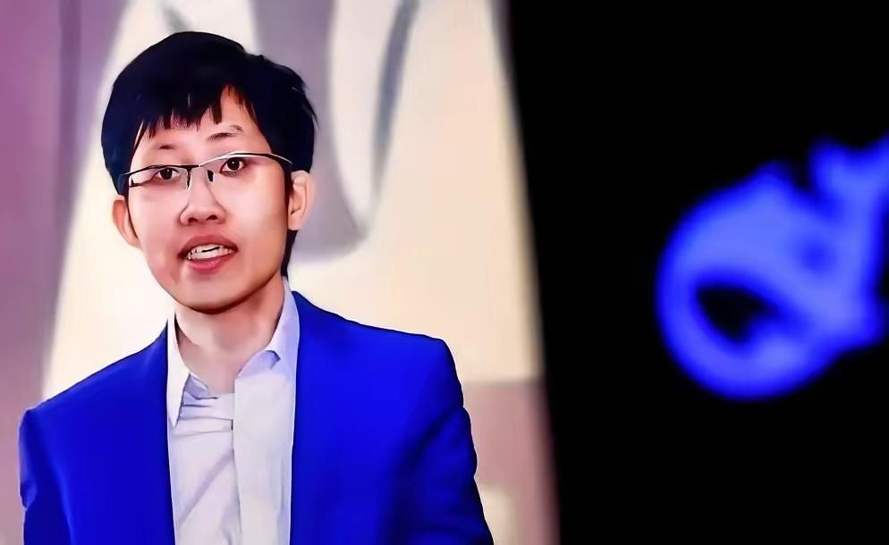 别扯什么产业结合了，我给你说个更刺激的。
梁文锋，投了摩尔线程，一天，就一天，净