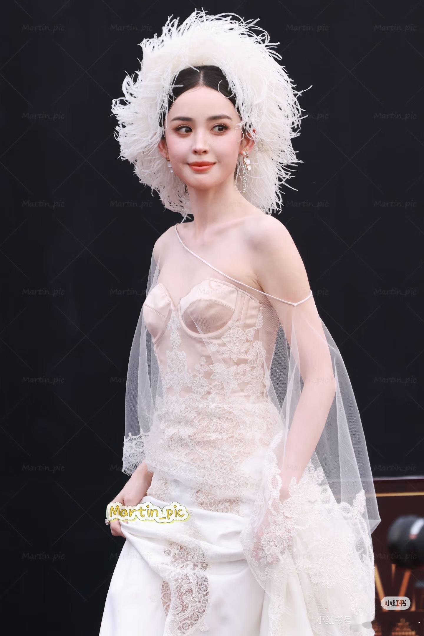 娜扎各种各样浅纯色系仙女款礼服太多了，漂亮是漂亮但是很难超越第一次大出圈那天的效