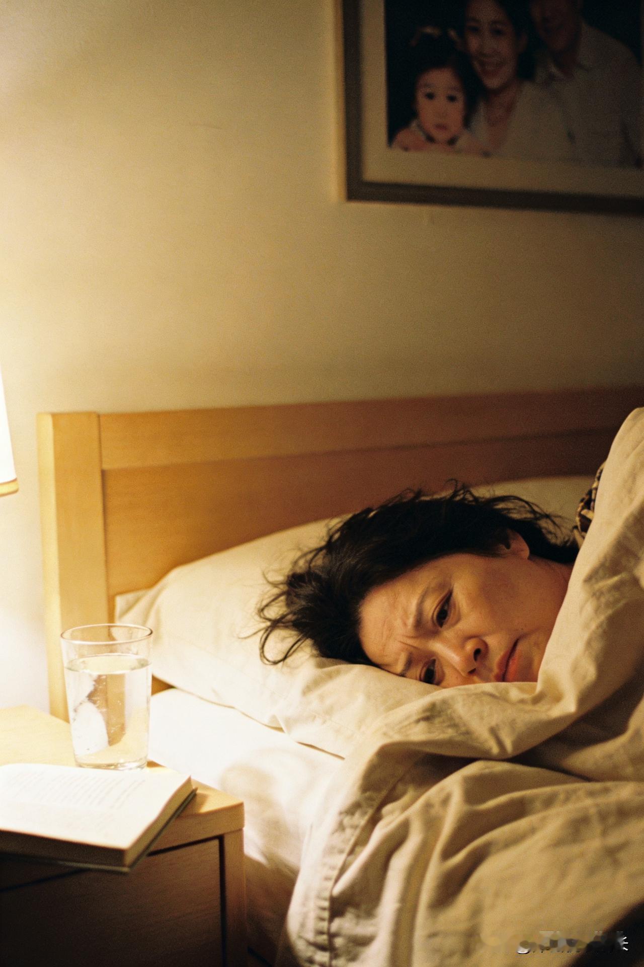 老了和年轻有什么区别?
凌晨两点，躺在床上翻来覆去，已经记不清这是第几次睁眼。