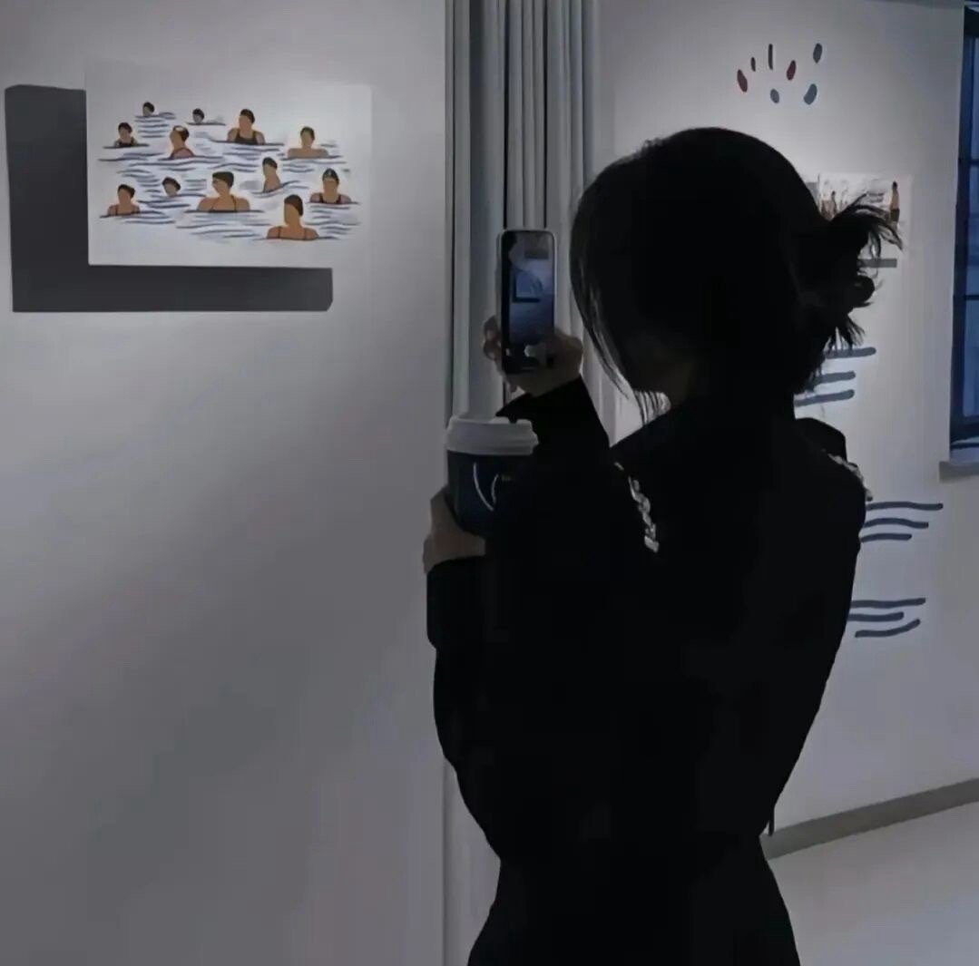 从不质疑真心，但真心瞬息万变。爱的时候一句一句的哄，不爱的时候一刀一刀的捅。 ​