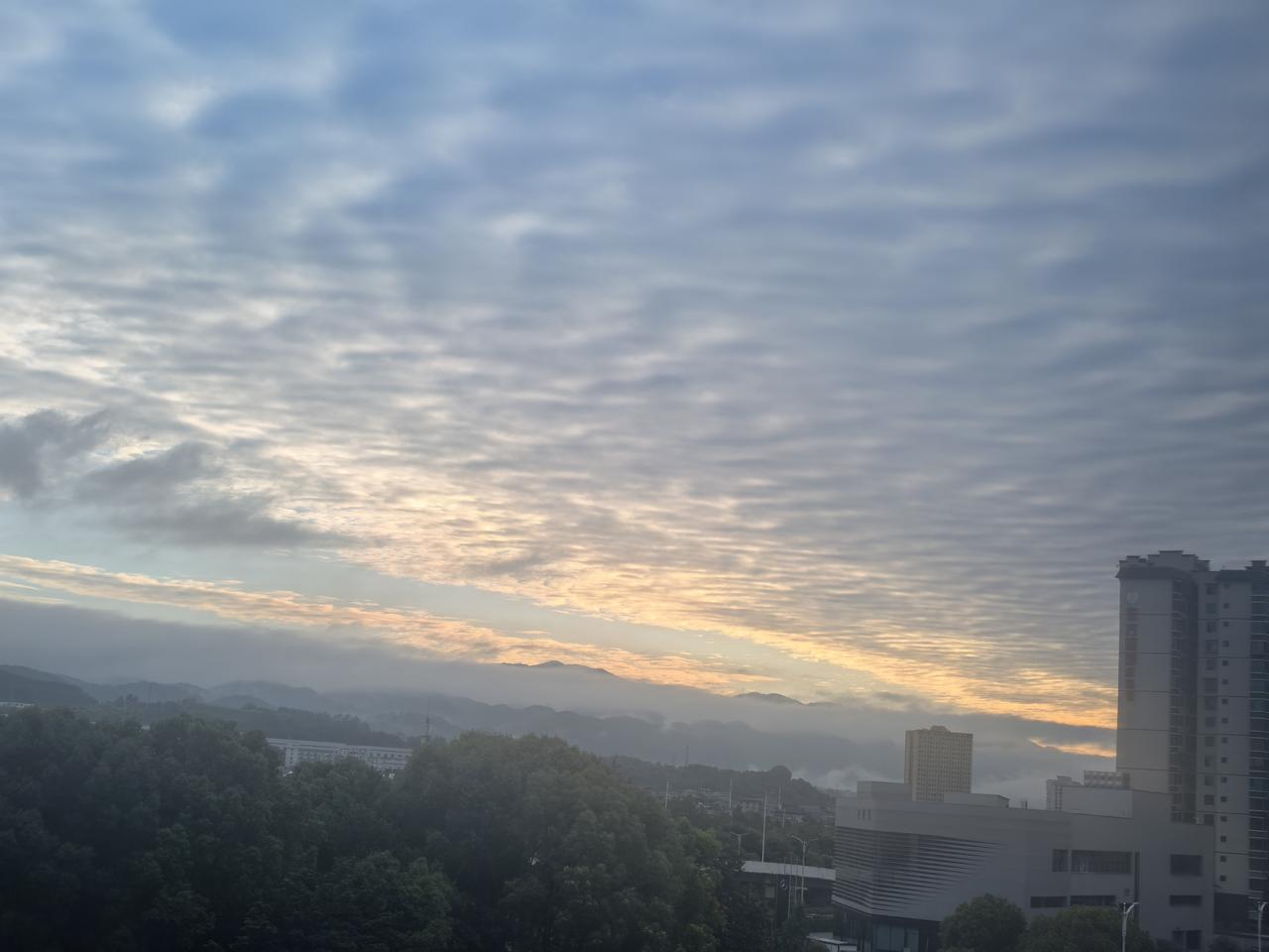 清晨的张家界美景

[玫瑰][心][玫瑰]

昨晚在张家界市区留宿，清晨起床，遇