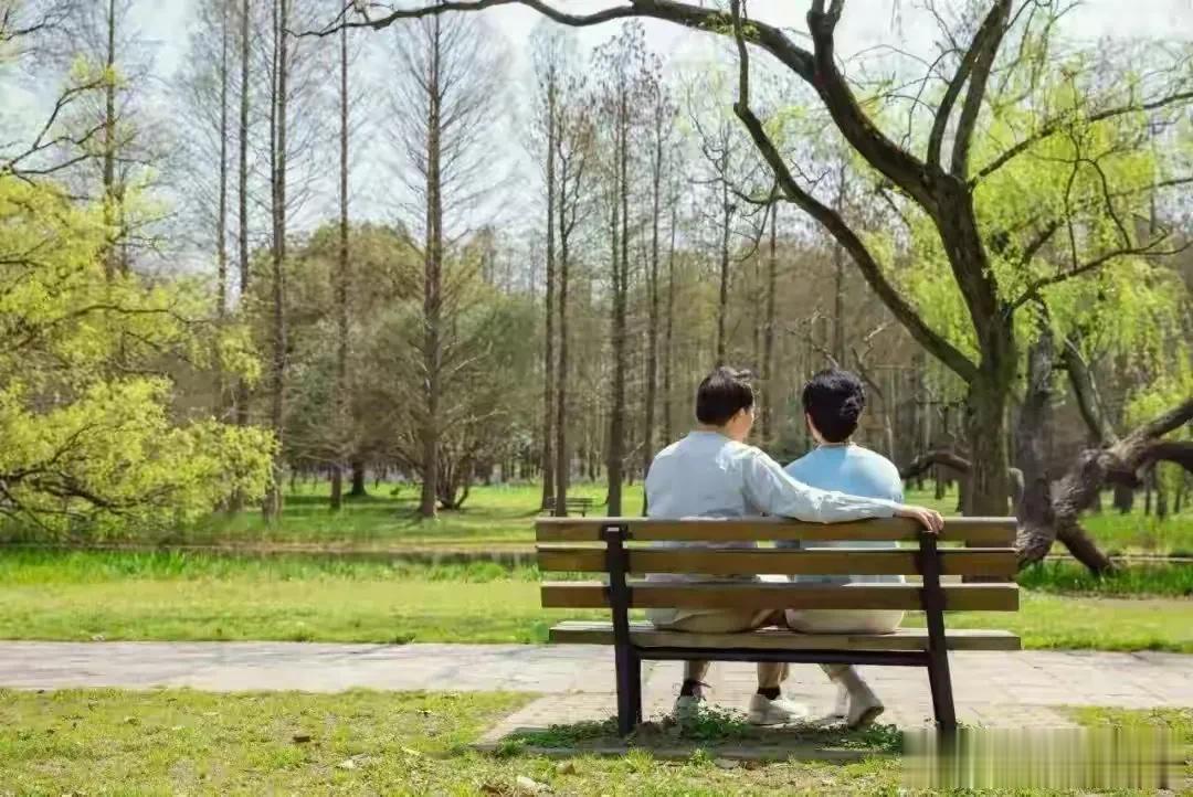 人生真的不容易，时常会在矛盾中生活，在特定环境中，无奈的忍受煎熬。
如果身边有懂