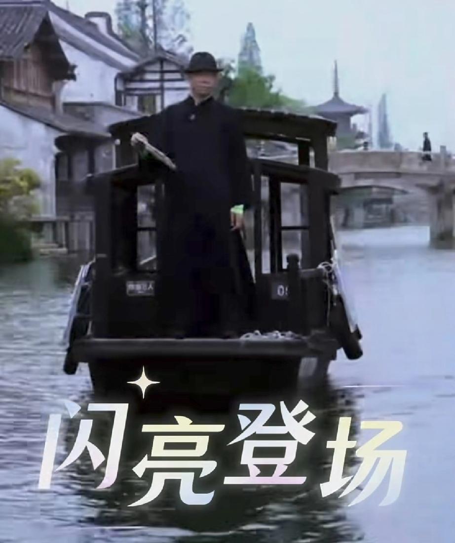 4月18日，张朝阳亮相浙江海宁，有点坏坏的帅，他一身古风打扮还真像那么回事，像是