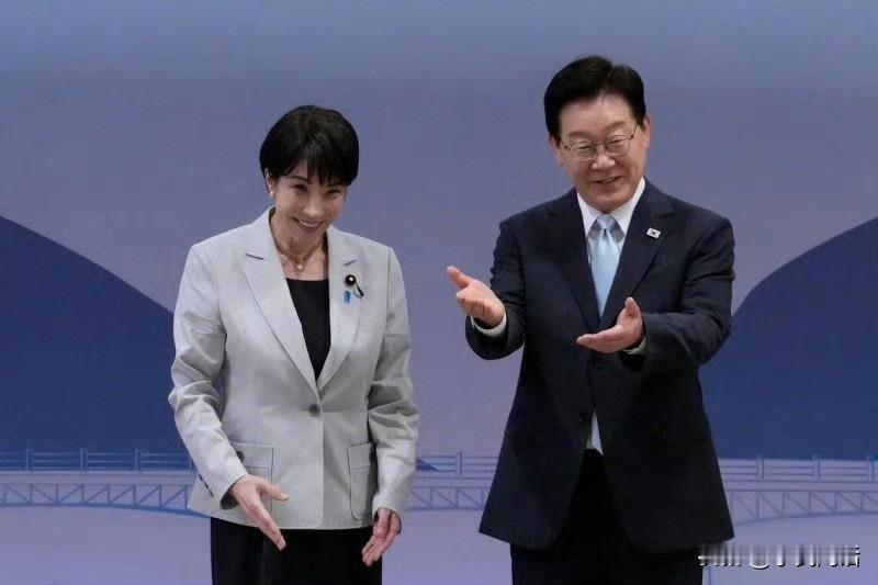 这造型！挺别致啊！[呲牙]
韩国总统李在明与日本首相高市早苗星期二（5月19日）