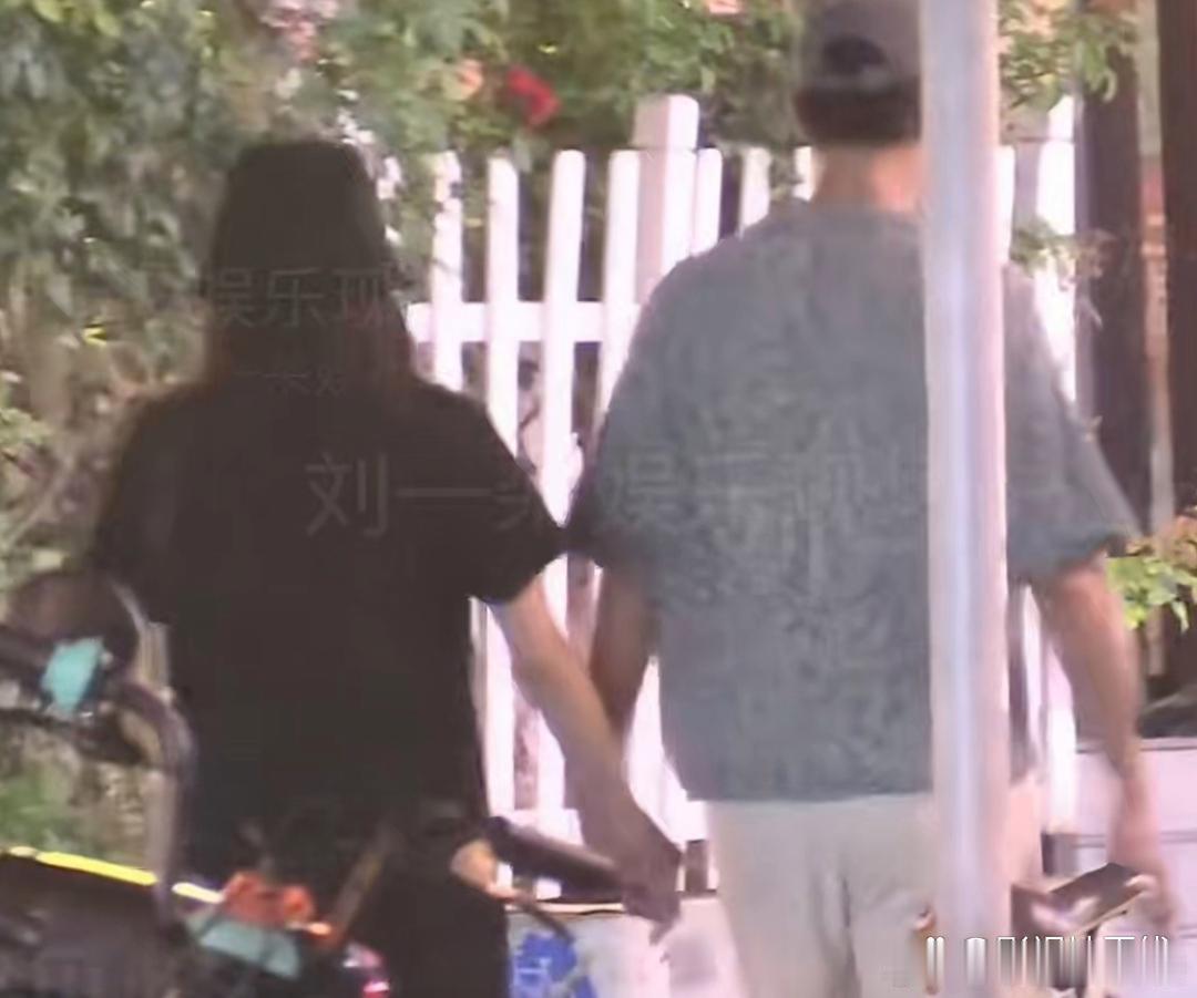曝唐诗逸恋情八卦媒体拍到唐诗逸跟一男子看完话剧又去按摩店，两人牵手散步。按摩结束