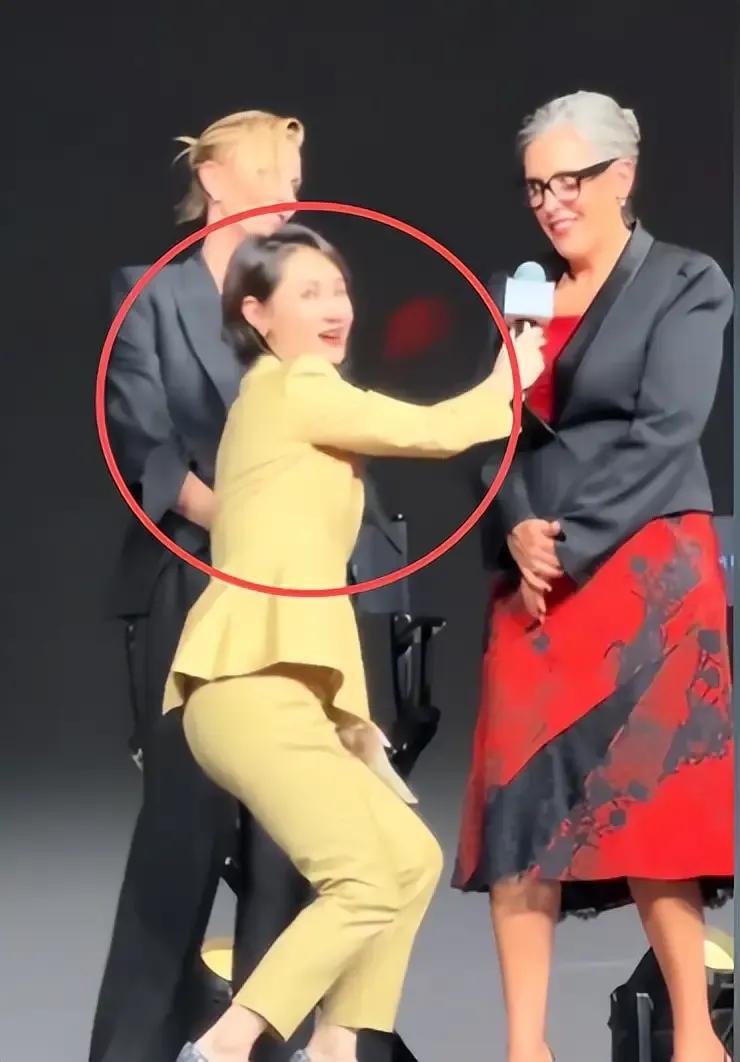 看了一下女主持人半蹲着采访那个奥德赛那些演员的视频，确实让人感觉不爽。
你一个中