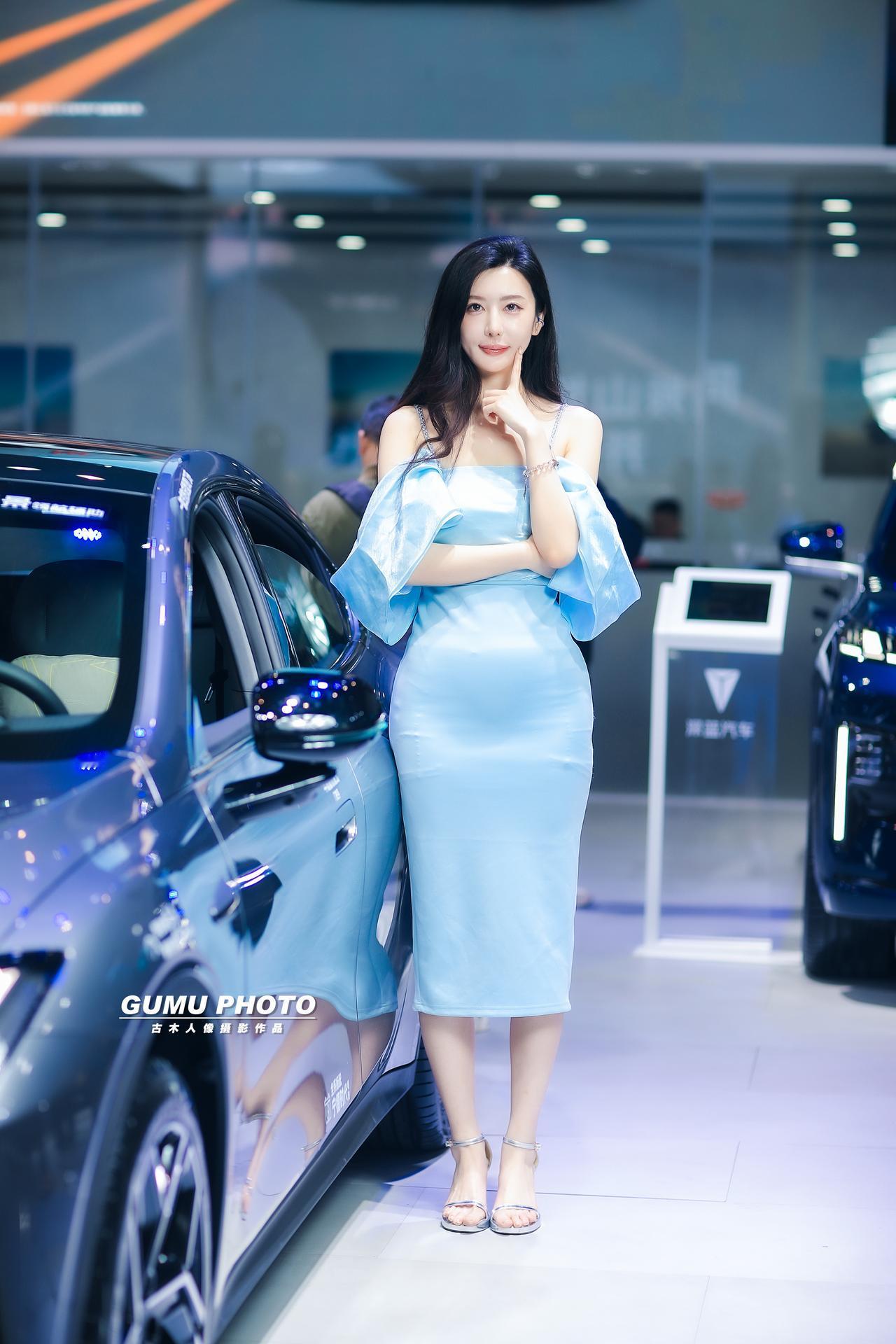 2025重庆汽车消费节深蓝展台模特小姐姐
