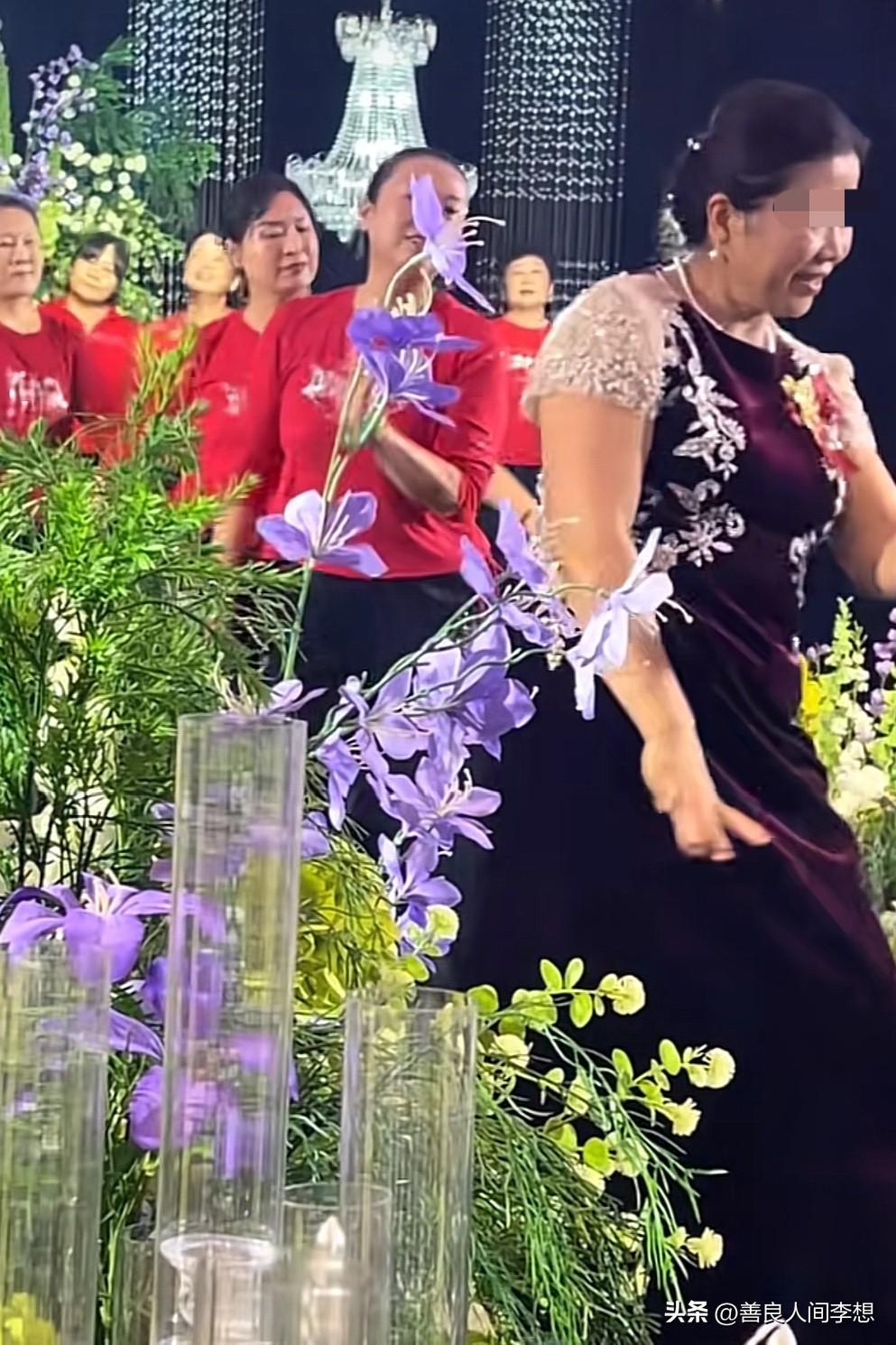 不知道从什么时候开始，儿子结婚婆婆上台又蹦又跳的表演了？

儿子结婚是家里的大喜