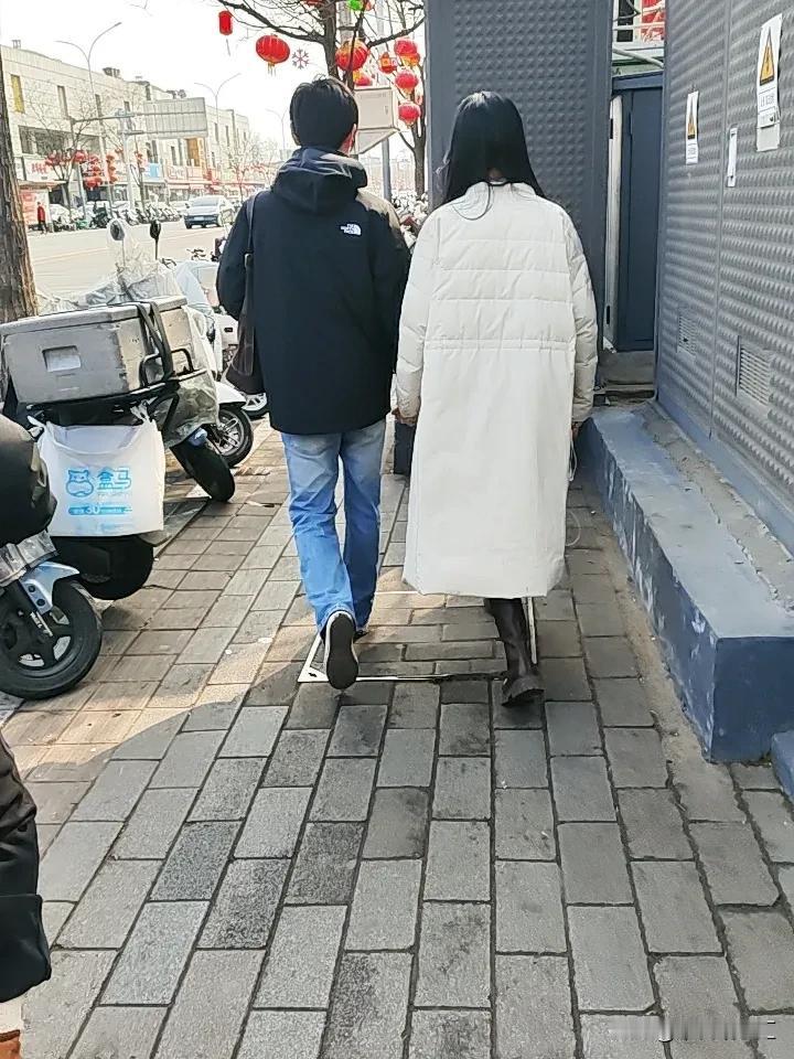 幸福就是两个人手拉着手，一直行走在康庄大道上，哪怕是偏僻的小路，也有人帮助挽留。
