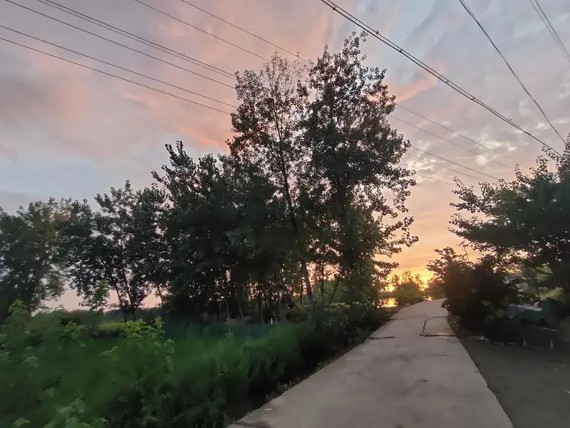 想保持快乐的心情，其实有不少办法。学会感恩很重要，每天花几分钟想想自己拥有的，比