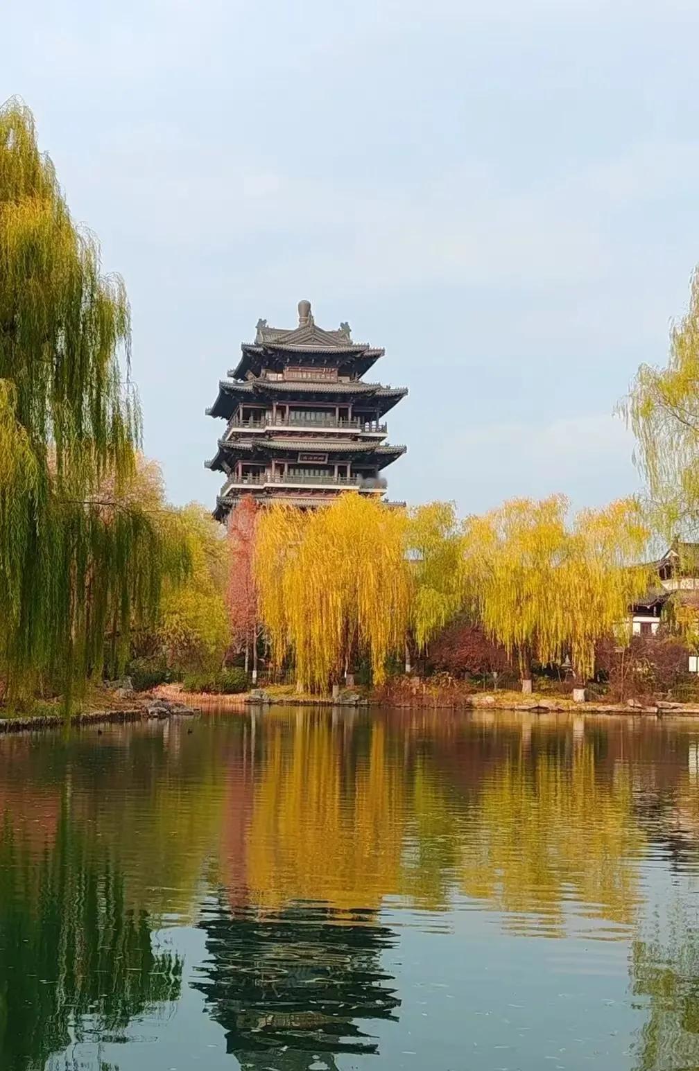 济南大明湖,由济南众多泉水汇流而成。