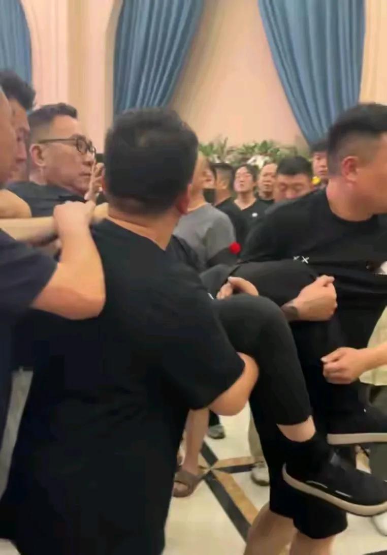 半夜刷到杨老五在父亲丧礼上晕倒，被人抬去休息了，我看评论区网友好多骂他的，甚至还