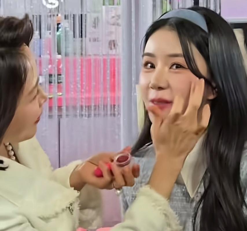 众所周知，金惠景挺社恐的，不愿意出席公共活动，但是，没想到这次来中国访问，如此自