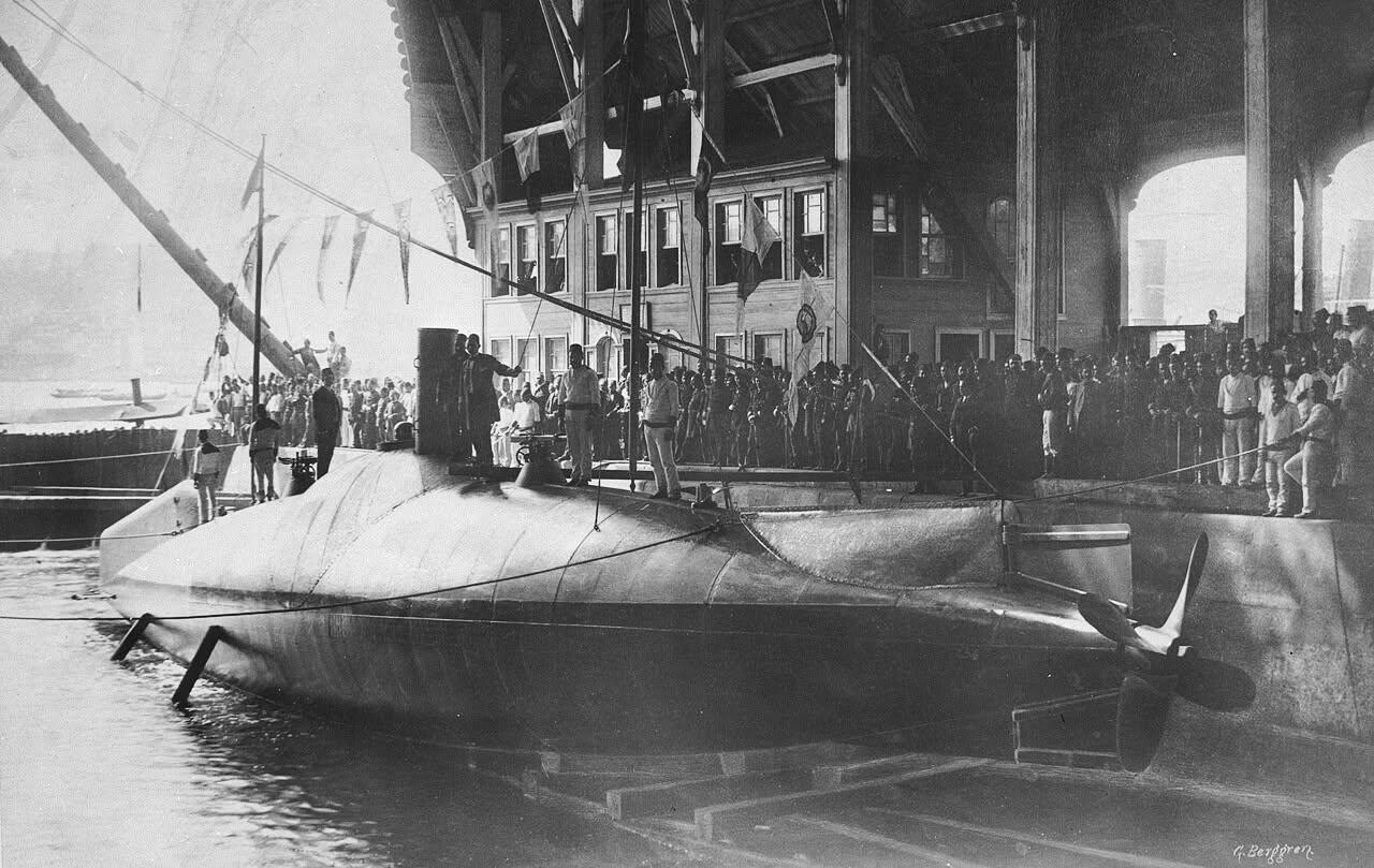 这张百年老照片记录下1886年伊斯坦布尔塔什克扎克海军船坞的一幕，这艘停泊在码头