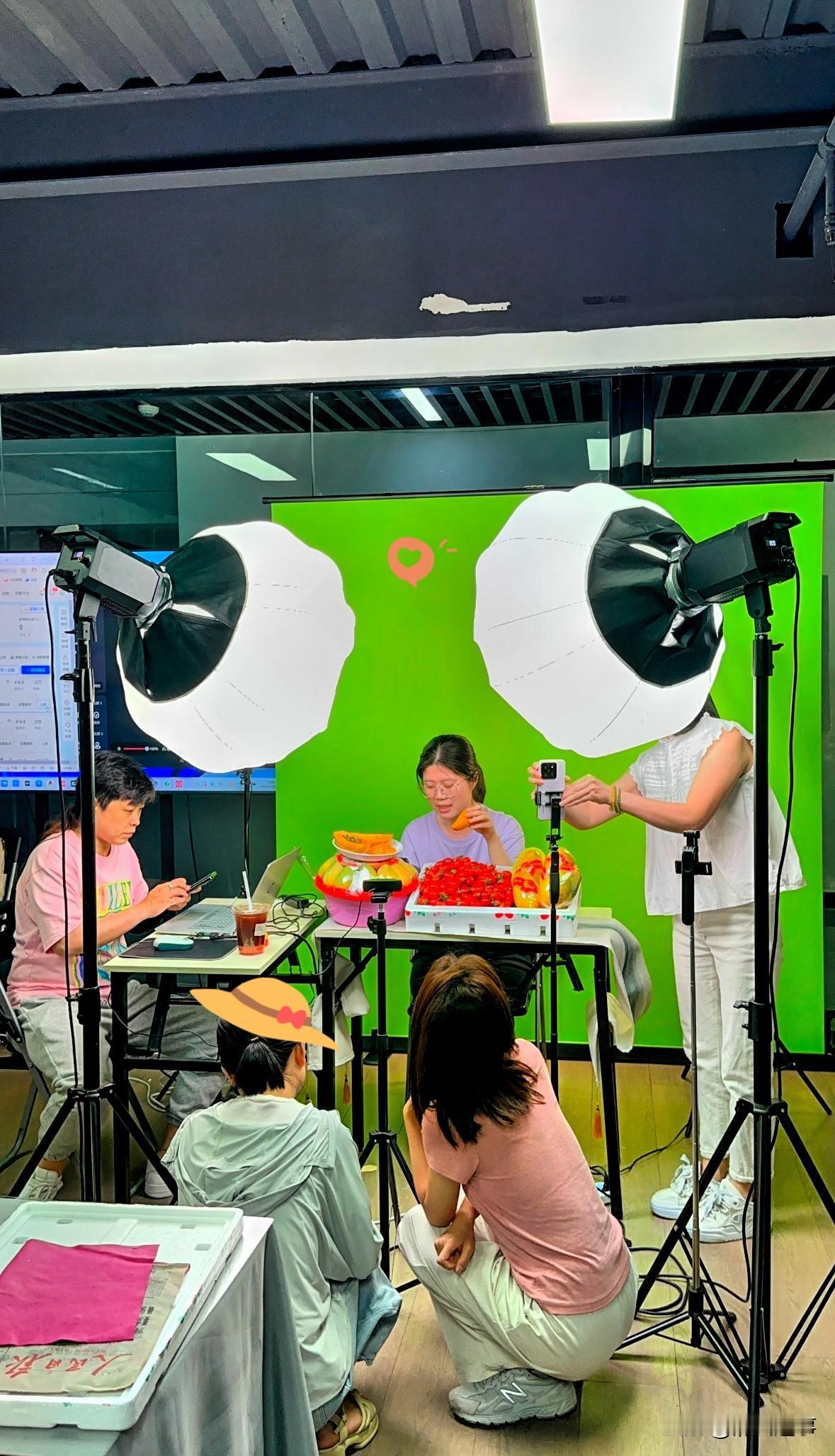 闫某这一闹，算是把这层遮羞布彻底扯下来了。

你看现在的明星直播间，哪还有昔日的