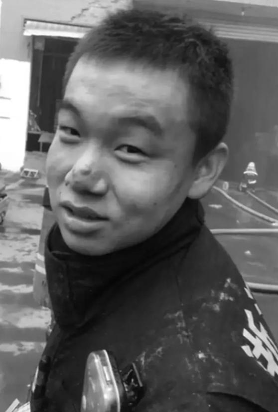 他叫刘泽军，山西吕梁人，他的一生只有20年，却饱尝了人世间的酸甜苦辣，一岁，父亲