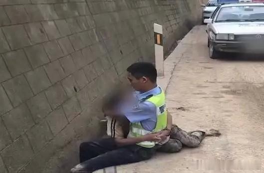 【又暖又帅！23岁交警泥浆中救出女子后轻拥安抚，网友：安全感爆棚】近日，陕西安康
