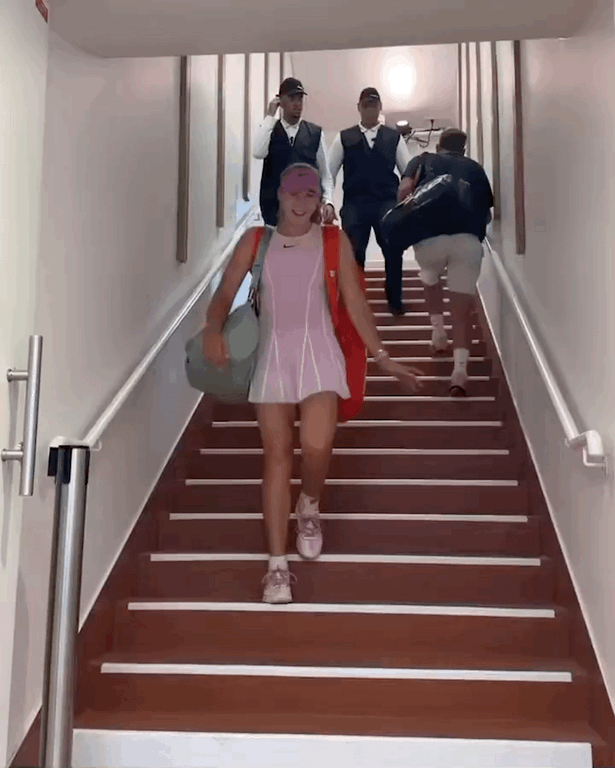 晋级4强的安德烈娃，手舞足蹈，欢天喜地。这不发脾气的小米辣真可爱。今天小米辣状态